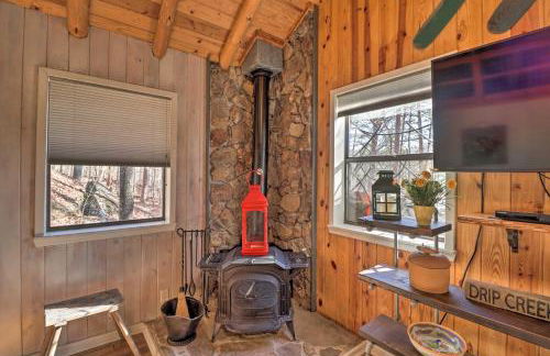Scenic Greers Ferry Cabin with Deck and Fire Pit! - Foto 6