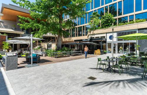 Breathtaking Direct Bay Views 2 bedroom condo with parking - Foto 30