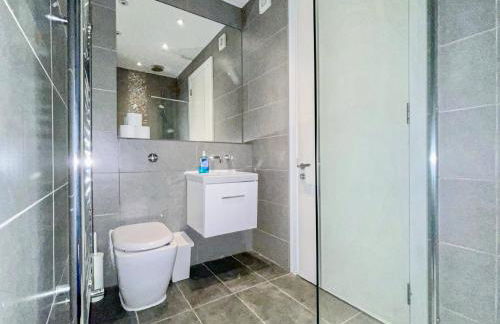 Sleek 3-bedroom flat with Balcony, Lift access, FREE WiFi in Southwark, Borough near The Shard by NourNest Apartments - Foto 29