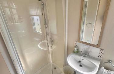 Two Bedroom Willerby Caravan Located in Uddingston, Glasgow at Maryville Caravan Site - Photo 18