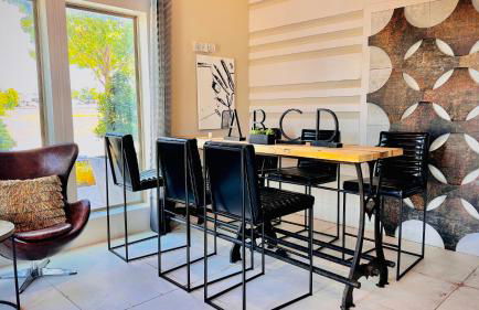 Lux Modern Apartment with Pool View & Prime Location - Foto 13