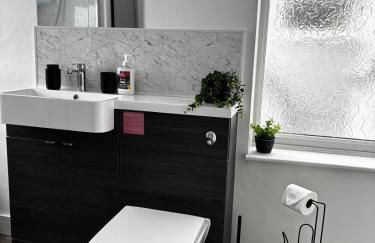 Comfortable 3BR Home, Guests 7, Fast Wi-Fi, & Nearby Pubs - Foto 7