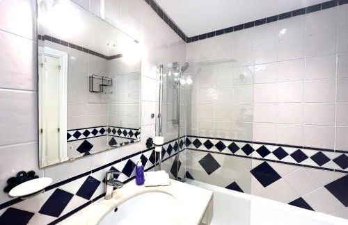 STYLISH TOWNHOUSE IN BEACHFRONT COMPLEX - Photo 26