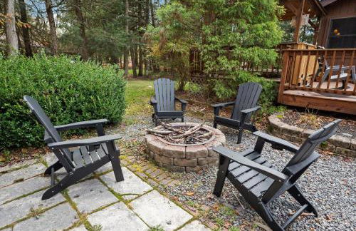 Relaxing Pocono Stay Near Lake with Hot Tub & BBQ - Foto 10