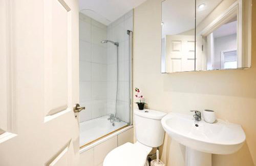 Modern 2BR Apartment for Contractors, Balcony & Fast Wi-Fi, W6 - Foto 63