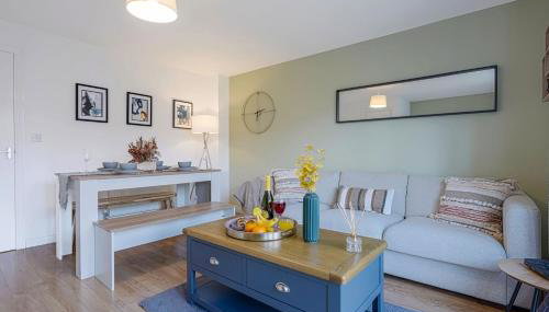 Charming House - Close to Shops & City Centre - Free Parking, Self-Check-In, Fast WiFi & Smart TV with Netflix by Yoko Property - Foto 4