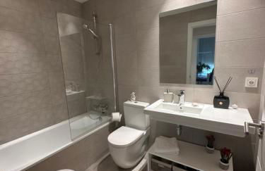 A estrenar amplio con piscina y parking - Foto 13