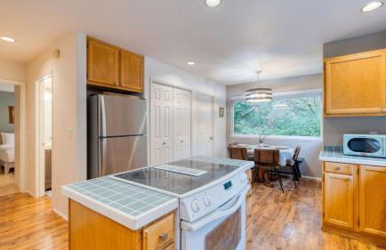 Forest Front Home w Fire Pit Mins to Beaches Wineries Trails Cedarview Retreat by AvantStay - Foto 17