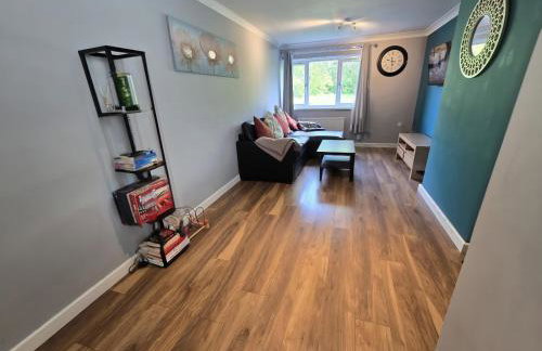 2ndHomeStays- Willenhall-A Serene 3 Bed House with a Garden View-Suitable for Contractors and Families-Sleeps 9 - 7 mins to J10 M6 and 21 mins to Birmingham - Foto 28