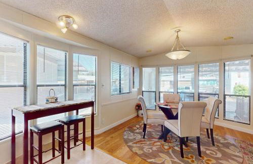 Pools and Pickleball! Dog-Friendly Home in Surprise - Foto 6