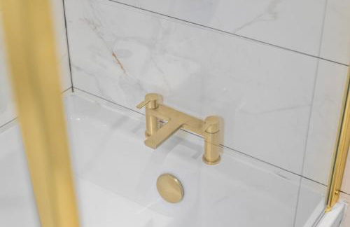 Free Parking ,Modern 4 bedrooms 10min from Birmingham city centre ideal for contractors ,Groups and Families - Photo 25