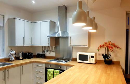 Goswick House - Entire 4Bed House Serviced Accommodation Newcastle FREE WIFI & FREE 2 OFF STREET PARKING SPACES UK - Foto 2