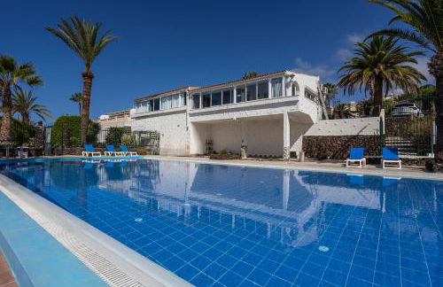 Villa Azure Horizon and Breeze - Panoramic Ocean View and Heated Pool - Foto 2