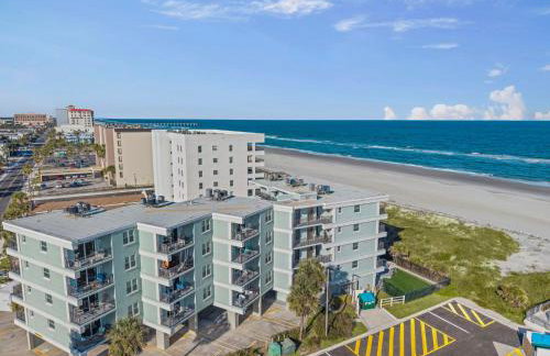 Polished oceanfront condo with pool access, private balcony & washer/dryer - Foto 4
