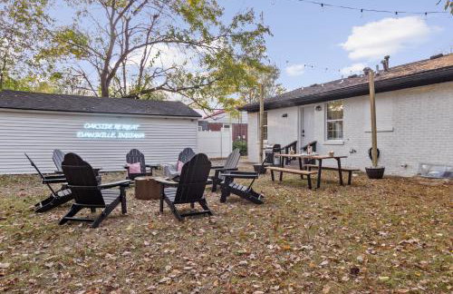 Game Room and Huge Yard with Fire Pit Yard Games and BBQ Near UE and Downtown - Foto 59