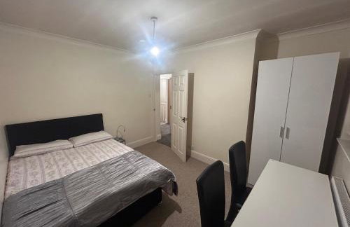 Eastcote London Retreat 3 min walk to Tube 30 min to central London , Free parking 3 cars, Private 1st Floor 2 Bedroom Suite 2 smart TVs with Fully Equipped Kitchen and Bathroom - Foto 16