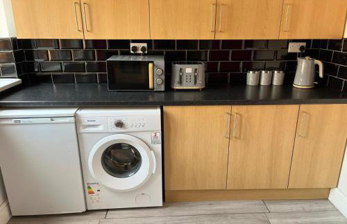 Giga Residential 4 Bedrooms, 8 guests , Near City Centre, Arcade Machine, Sky TV, Netflix, Free Wifi, Free Parking - Foto 20