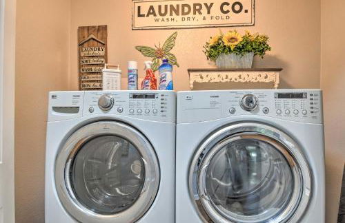 Patio and Grilling Station Family Home in Glendale - Foto 32