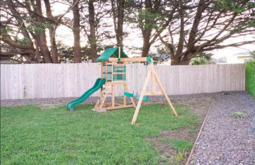 Private Home - Playground, Jumping Mat, BBQ, Darts, Firepit, Gazebo, 4 Smart TVs, White Cotton Bedding, - The Redwood Cul-De Sac Beach Retreat - Foto 45