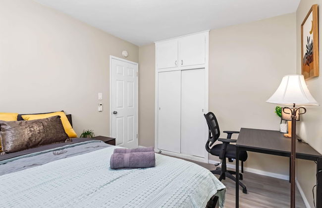 Modern Retreat With Spacious Yard & Cozy Interiors - Photo 4