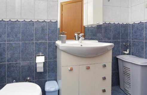 Three-Bedroom Apartment In Donja Ostrvica - Photo 36