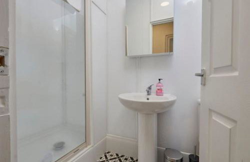 Large 4 bedroom flat close to city, street parking - Foto 14