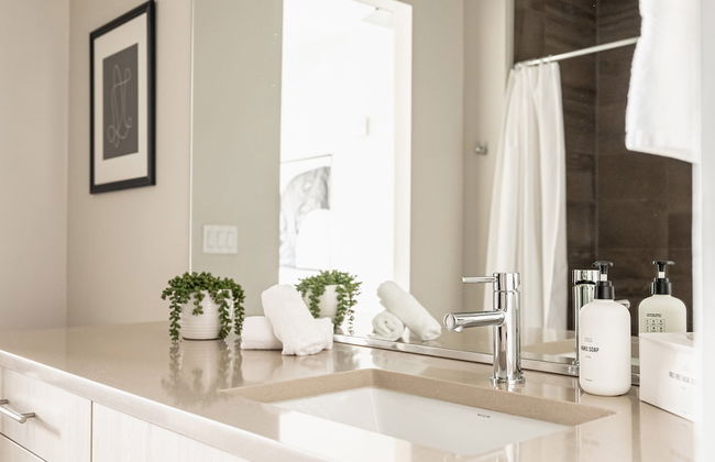 Bright & Breezy | RiNo Art Lofts - Foto 15