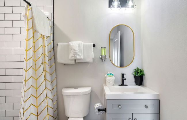 Luxury Lakehouse - Photo 41