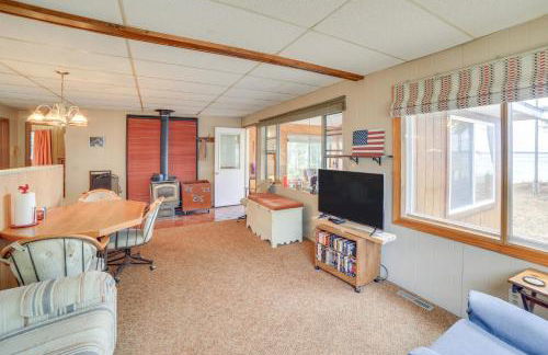 Dock and Fire Pit Lakefront Cottage in Gould City! - Foto 6