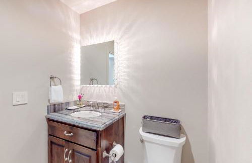 Lakefront home with hot tub, dock, kayaks, central AC, & great lake views - Foto 14