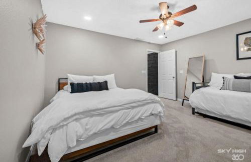 Creekside Oasis - 5BR Retreat with Pool & Hot Tub - Foto 15