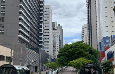 505 - Apartamento Lindo, amplo e decorado, mobiliario moderno, cozinha completa com utensílios , Excelente vista da cidade e localização privelegiada no bairro Bigorrilho proxímo de shopping e parques - Photo 10
