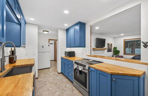 Evergreen Escape- Walk to Downtown & Boat/trailer Parking! - Foto 6