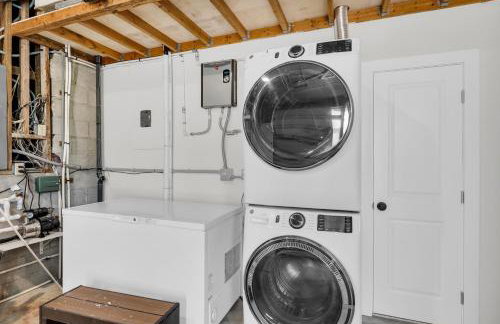 NEW LISTING! Reel Joy Waterfront Luxe with Pool and Private Dock home - Foto 59