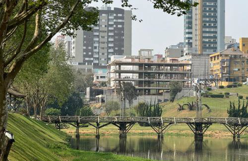Studio com quarto e banheiro em frente ao Parque do Lago Acomoda até 2 pessoas 1 cama - Foto 27