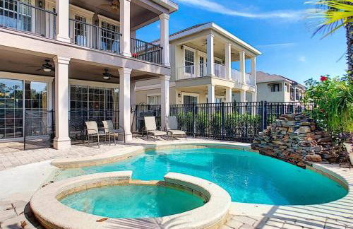 Two King En-Suites …Inside the Prestigious Reunion Resort - Foto 1