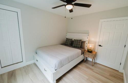 NEW! Modern Getaway - Hot Tub l Fire Pit l Pool table - Foto 9