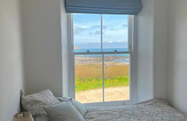 The Moorings - Just a few metres from the sea! - Photo 2