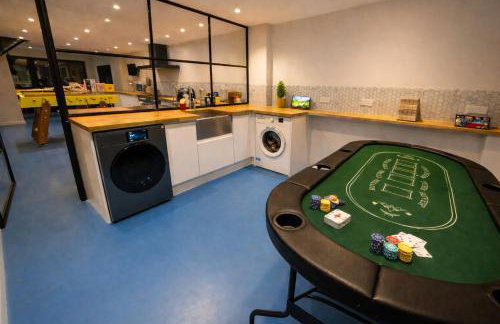 Stylish Leeds City Centre Retreat with Private Terrace & Hottub - Foto 21