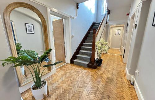 Very Large Central Property - Foto 10