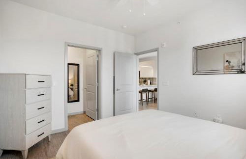 Pool with Free Covered Parking and Washer & Dryer in Unit - Foto 12