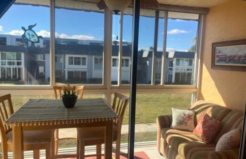 Gorgeous 2 Bedroom Waterfront Condo - Foto 9