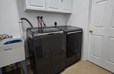 Whole House - HUGE, Modern & New Niagara Shoreline Home Rental - Foto 24