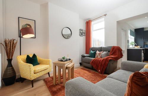 Entire 4 Bedroom house in Bootle Liverpool-Ideal for contractors, family and group-Free Parking & Free internet-Sleeps 7 - Foto 1