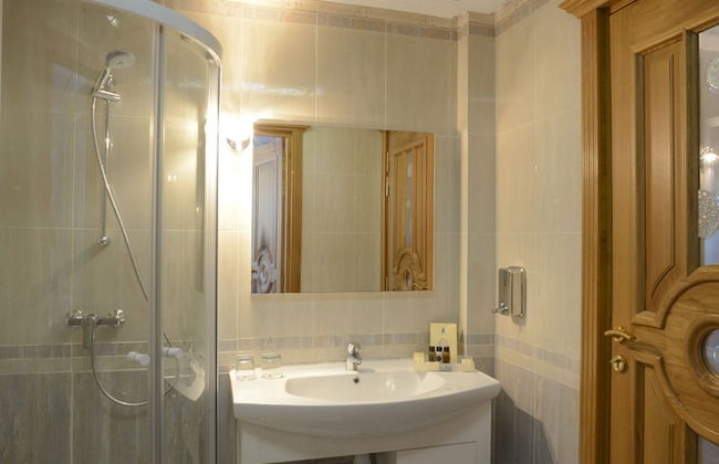 The Penthouse Suites Hotel - Photo 24