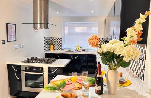 Charming 3-bedroom House with Garden in Portsmouth, Close Parking, Train Station & Gunwharf - Foto 12