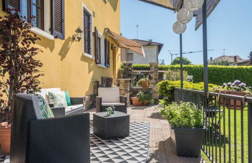 Tinas yellow home - Photo 1