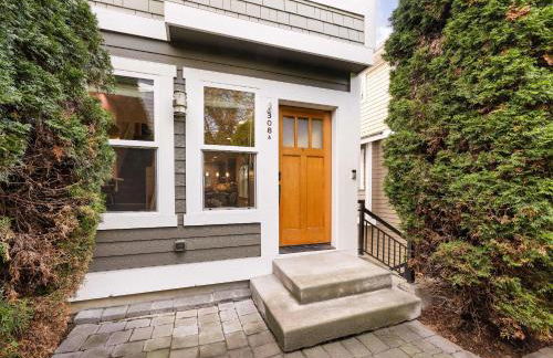 Rare 3BR Modern Urban Escape Private Garage - Foto 6