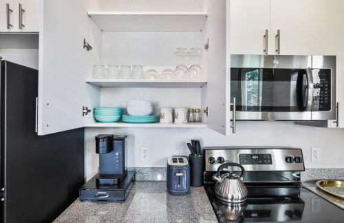 Lux House Of Champagne 2BR 2BA Free Parking & Wifi - Photo 10