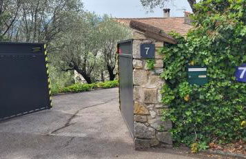 "La Colombe sous les Oliviers" Gîte jusqu'à 4 personnes - 75m2 - Sur Boooking - Rez de jardin Piscine Vue mer et lac - Foto 50